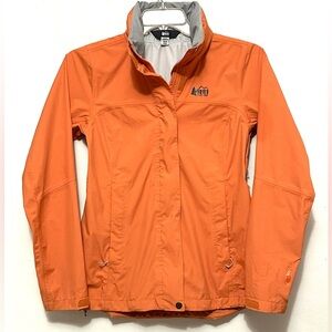 REl Co-op Womens Peak 2.5L Zip Rain Jacket Rainer
Orange Roll Hood Pocket XS